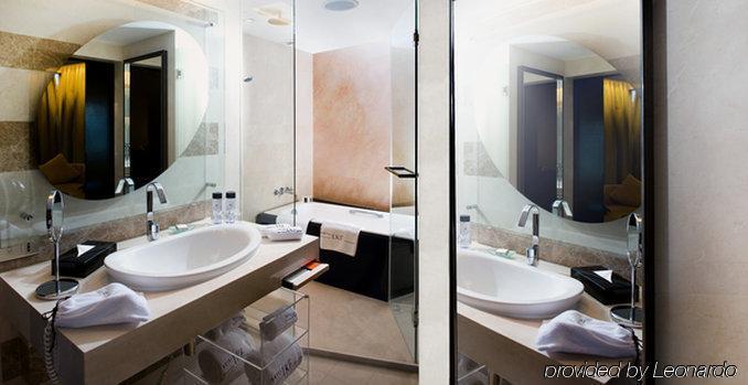 Lkf By Rhombus - Lan Kwai Fong Hotel