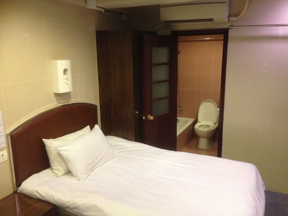 Kowloon Youth Village Tsim Sha Tsui 九龙青年公寓 Hong Kong