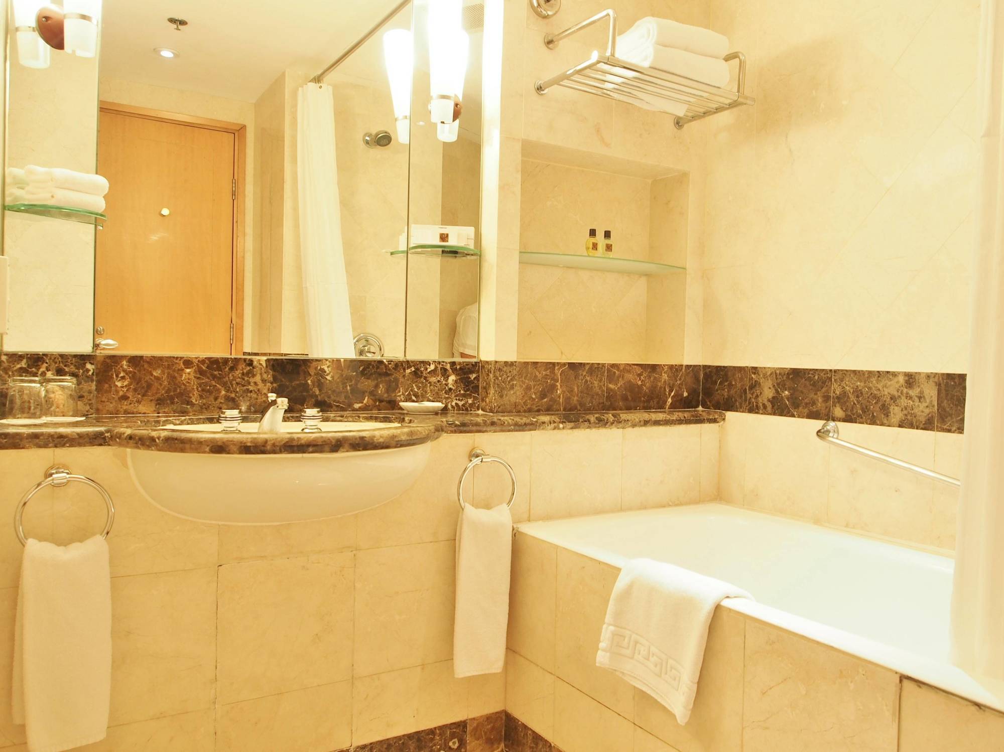 Hotel Harbour Plaza City 4*