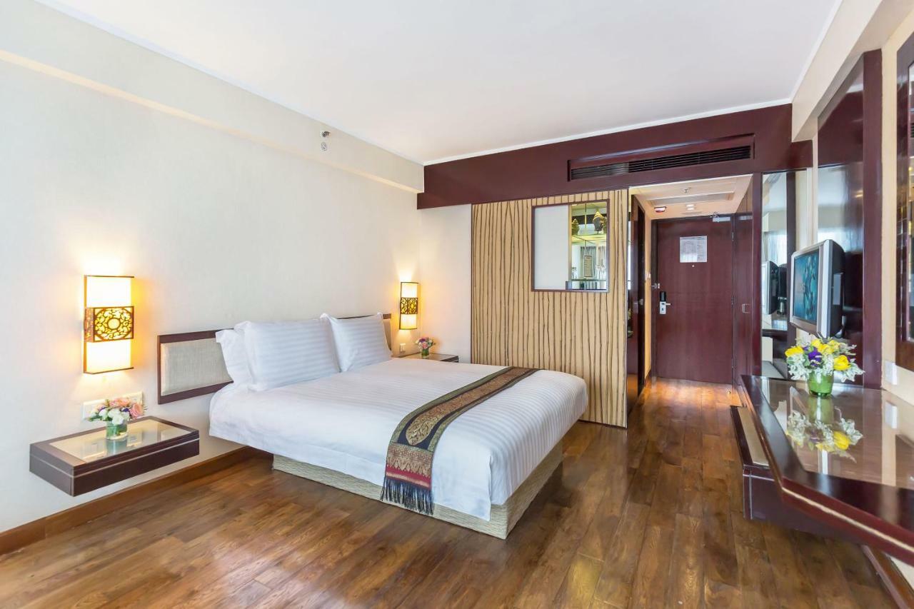 Hotel Regal Airport 5*