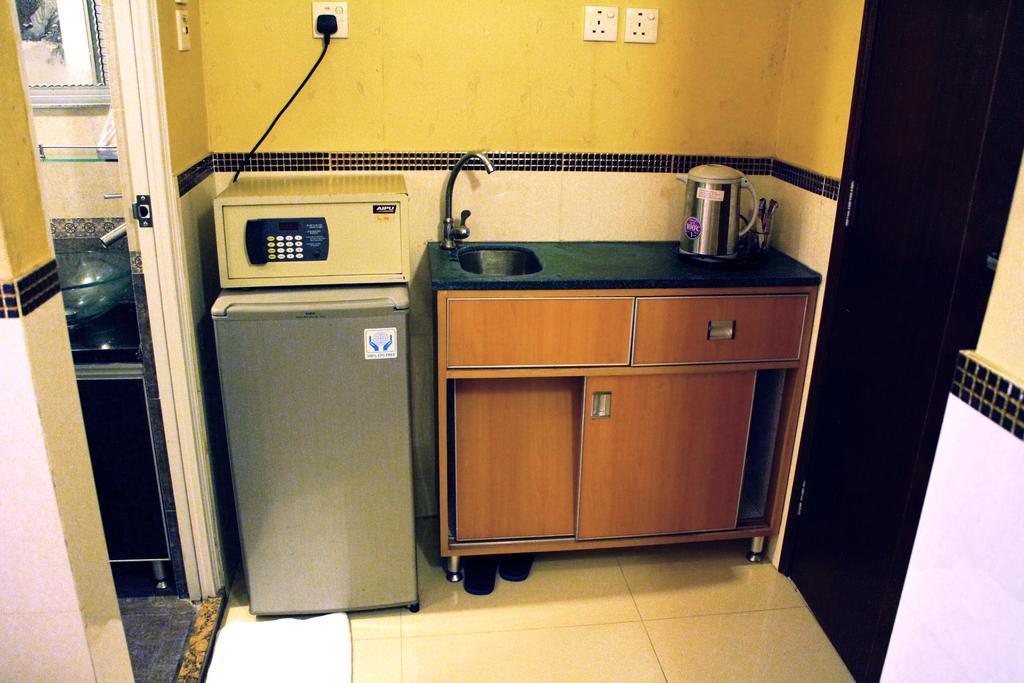 Rent-a-room * Hong Kong