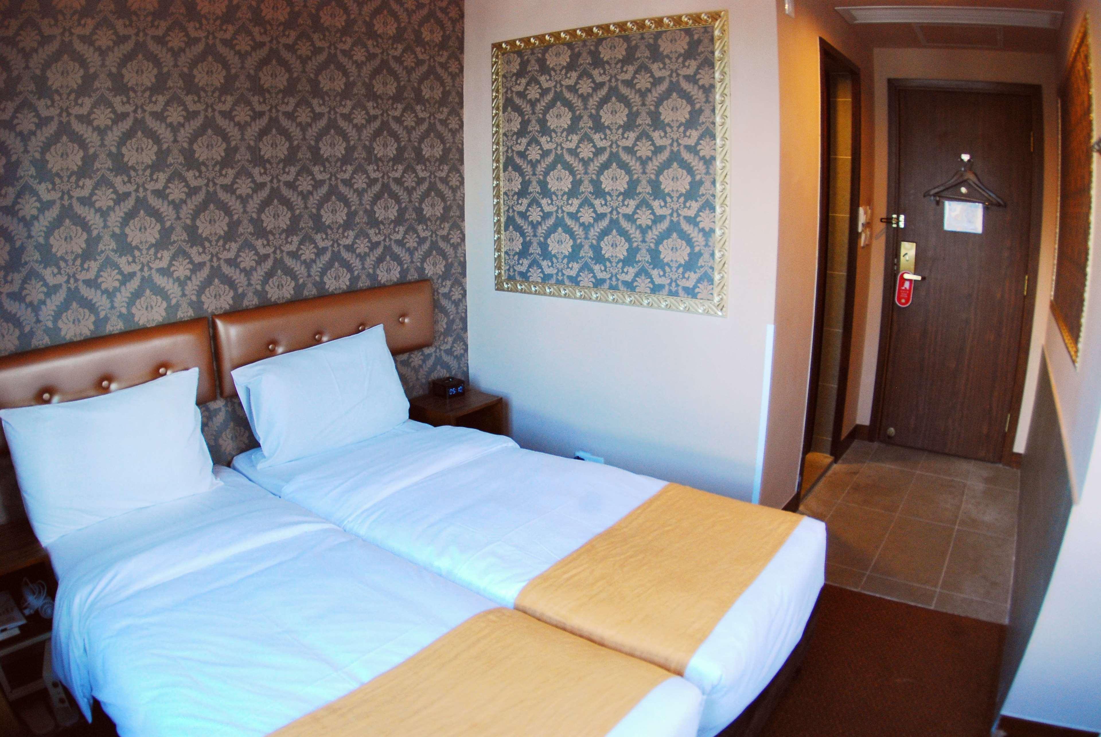 Best Western Causeway Bay 4*
