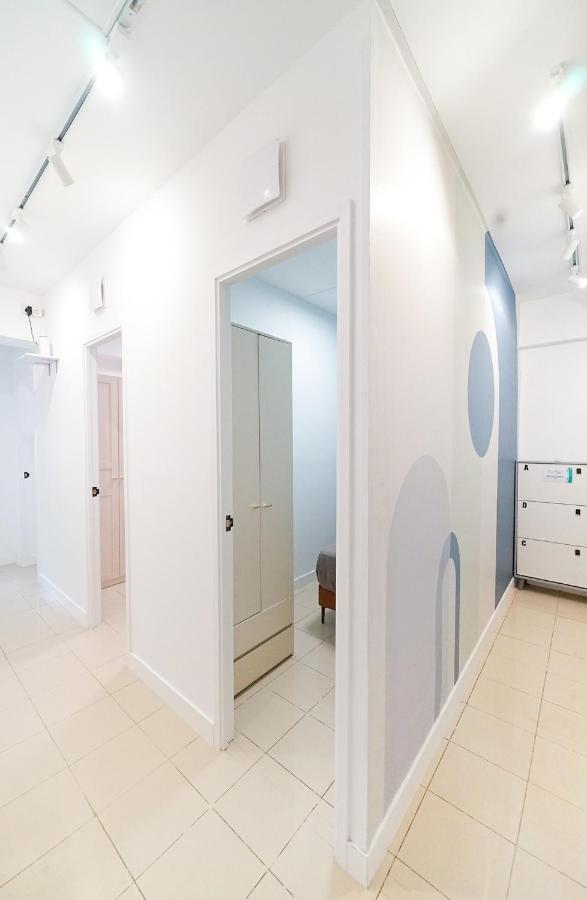 Student - Lockhart Road 137 * Hong Kong