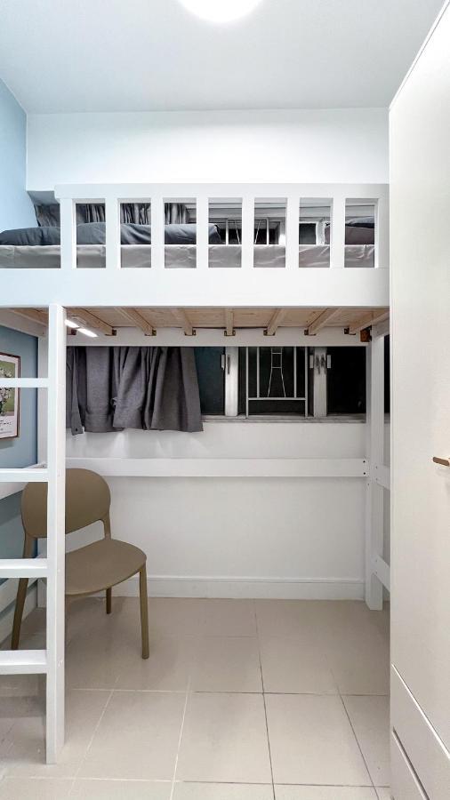 Student - Lockhart Road 137 Homestay Hong Kong