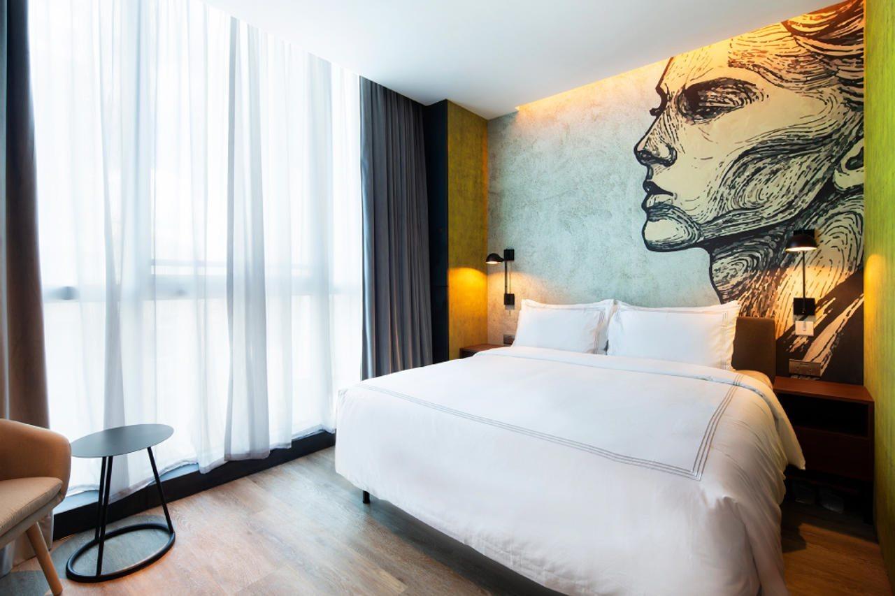 Hotel Dash Living On Queen's 4*