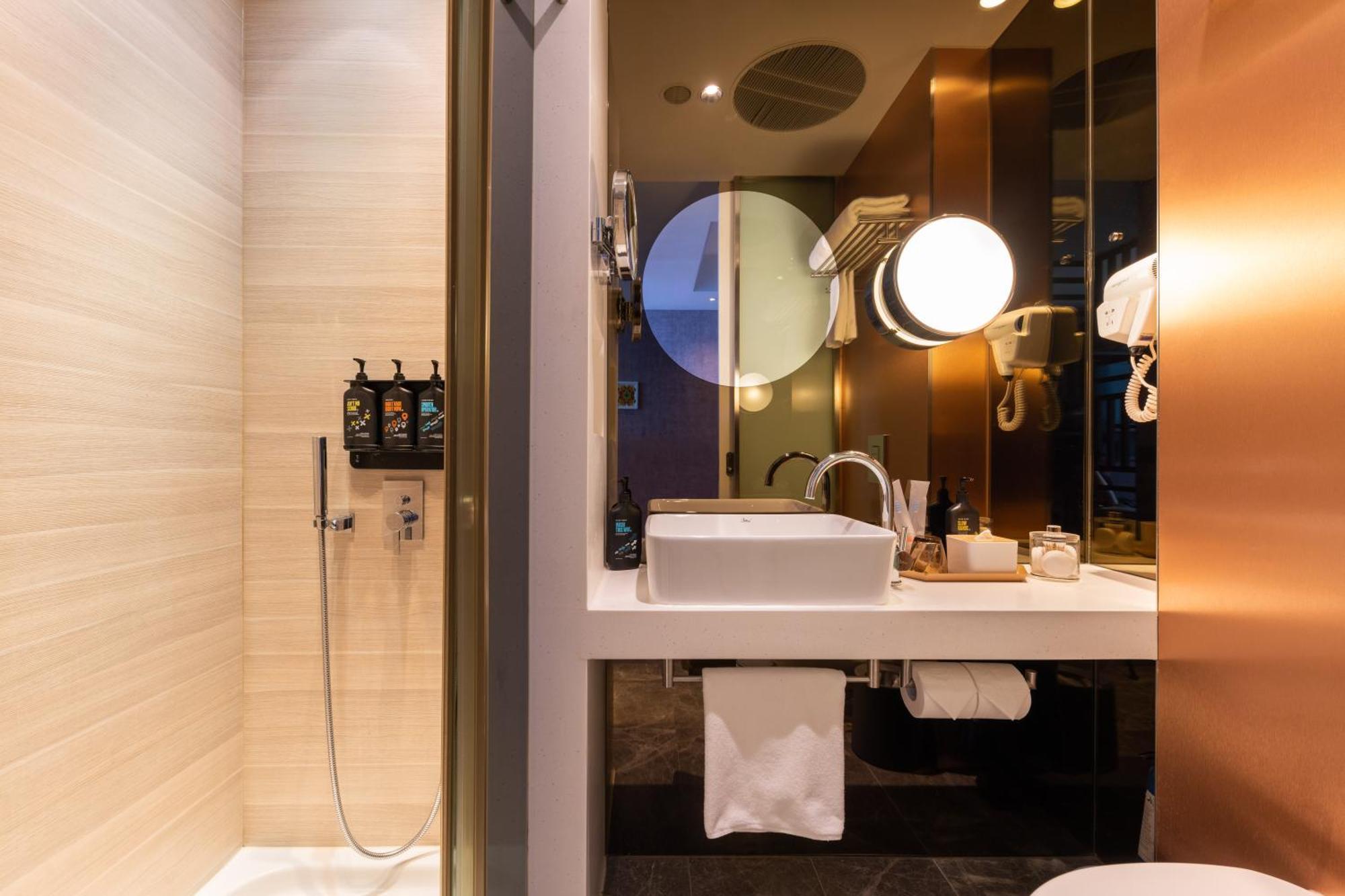Dash Living On Queen's Hotel 4*