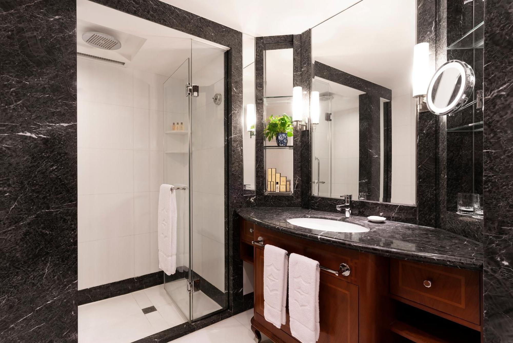 Kowloon Shangri-la, Hotel 5*