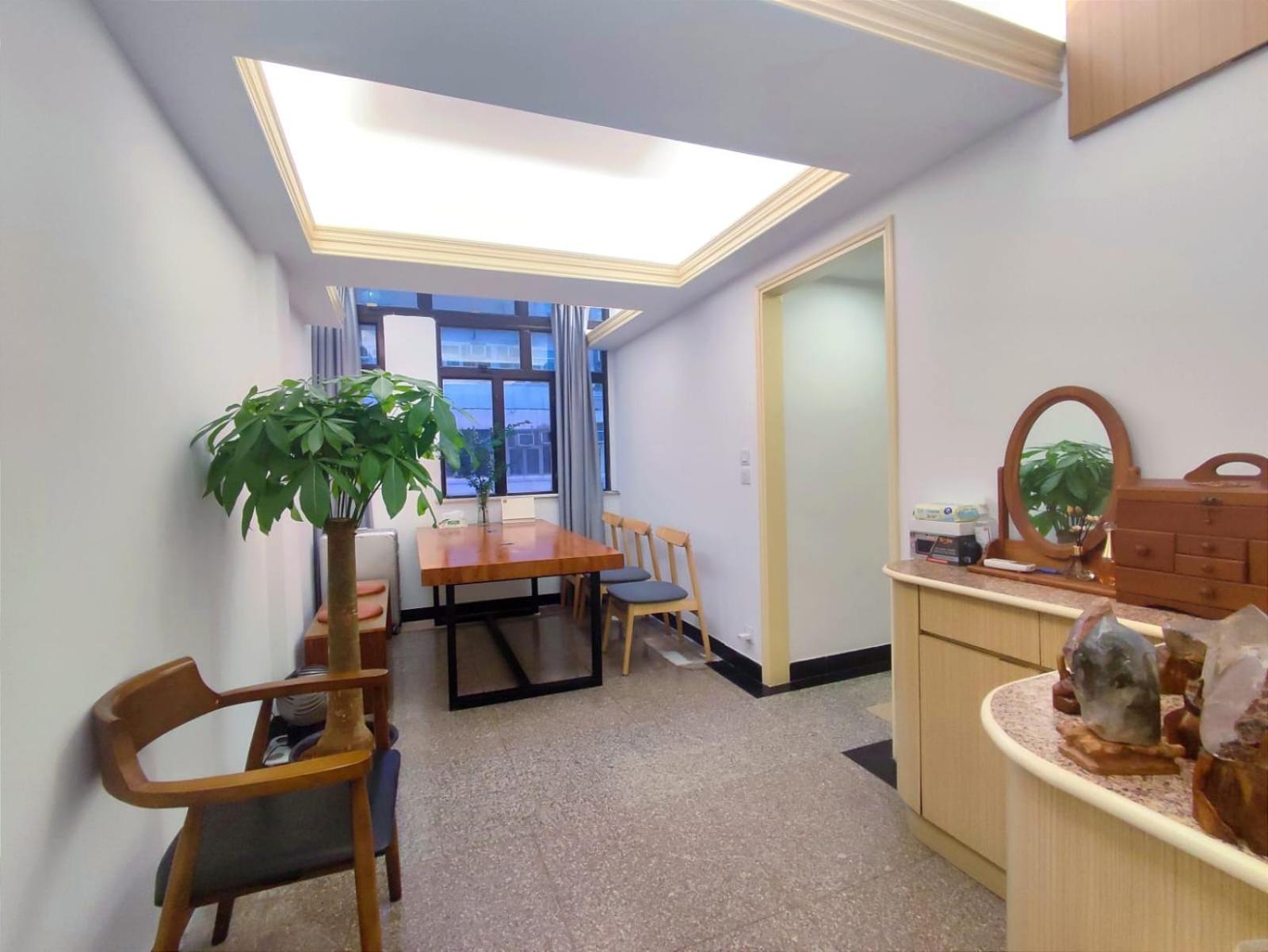 Homestay 24fall港碩香港旺角短租月租hkd8500共享民宿近旺角站唐樓無電梯高樓層大窗戶舒適乾淨 Hong Kong