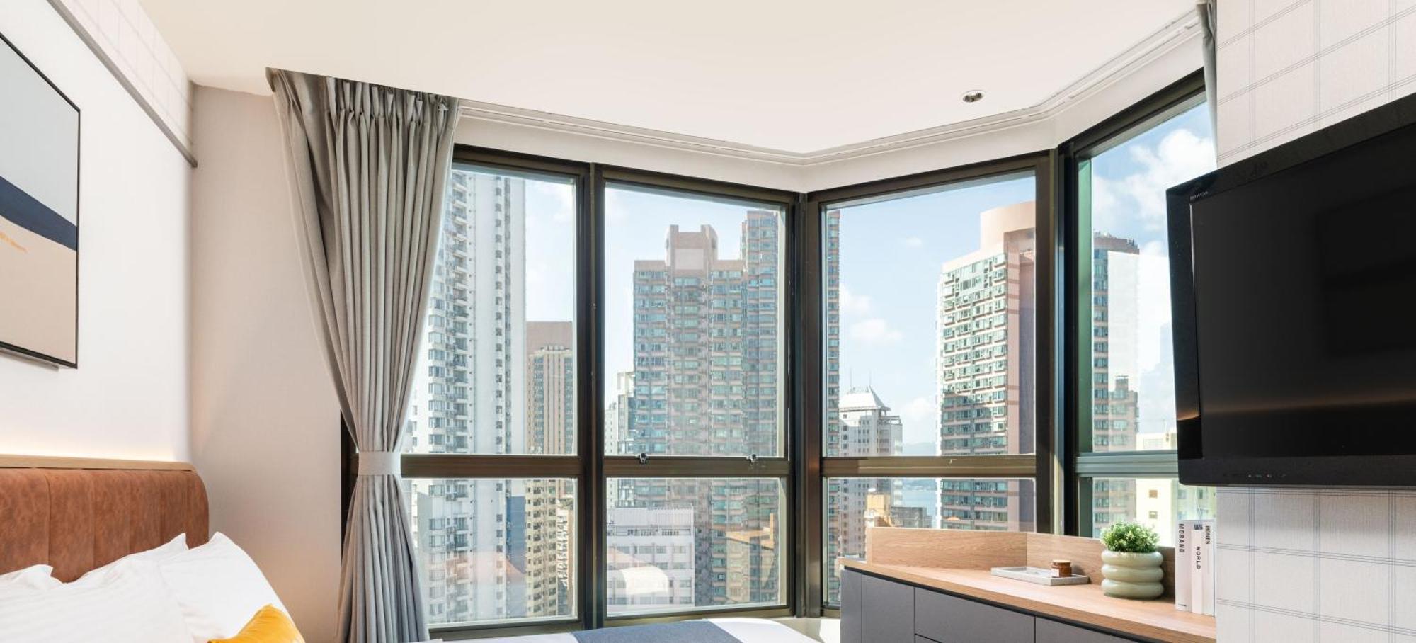 Dash Living On Hollywood 3*