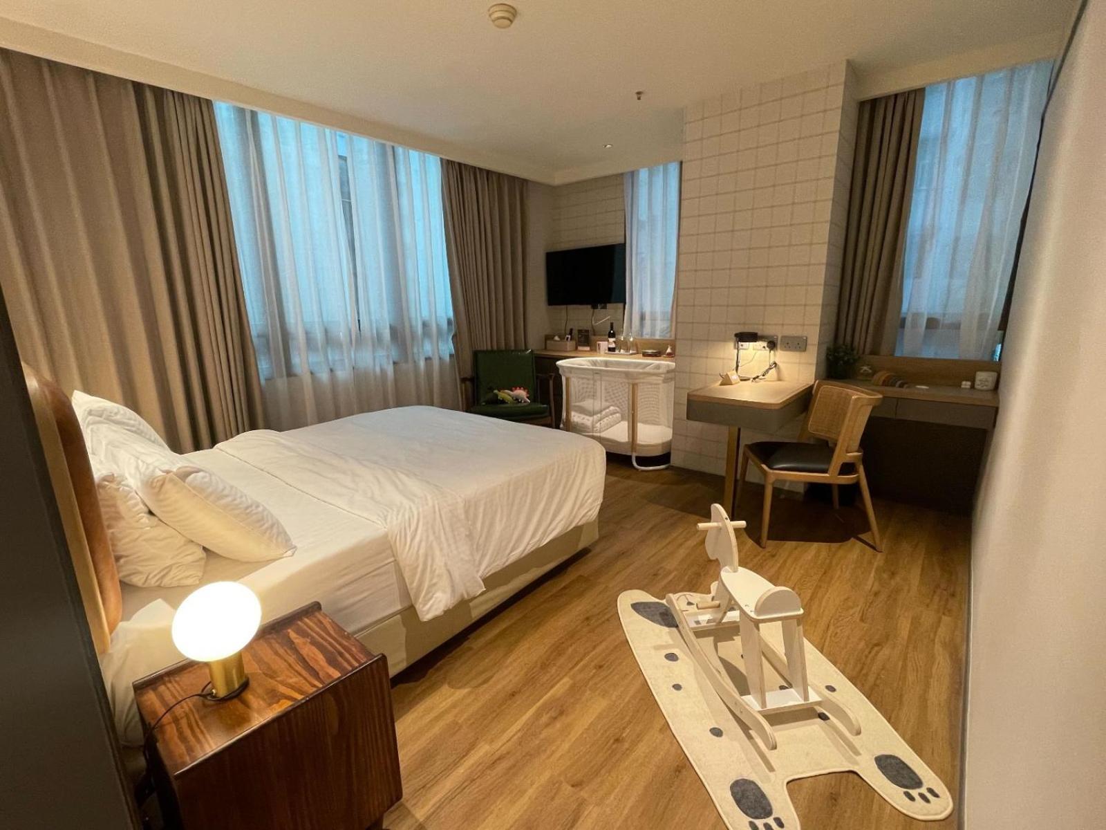 Dash Living On Hollywood 3*