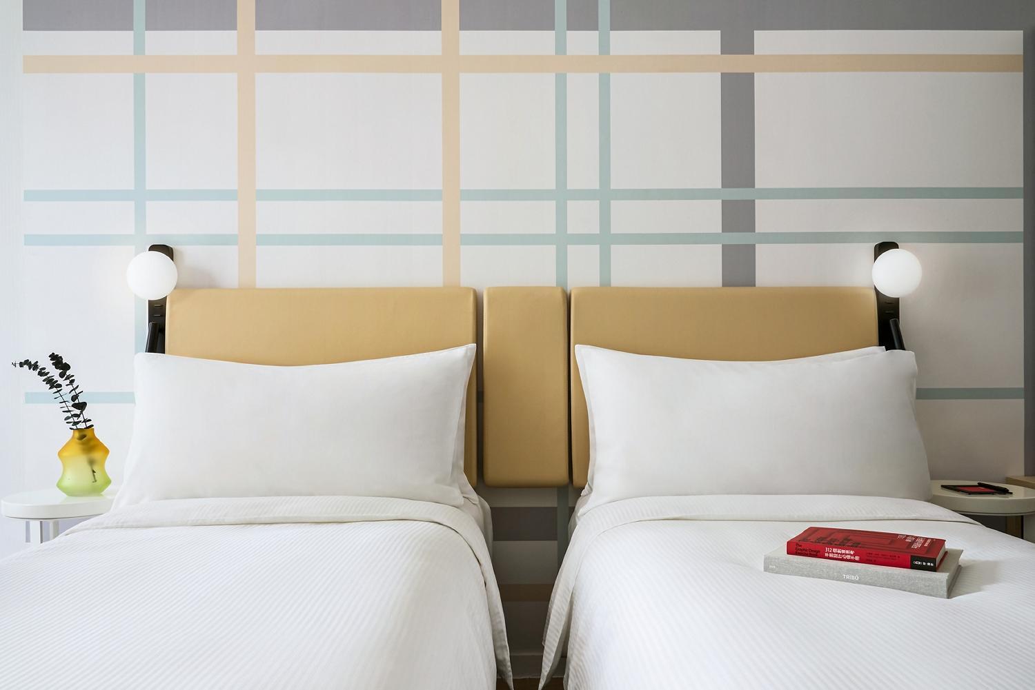 Ying'nflo, Wesley Admiralty, Hotel