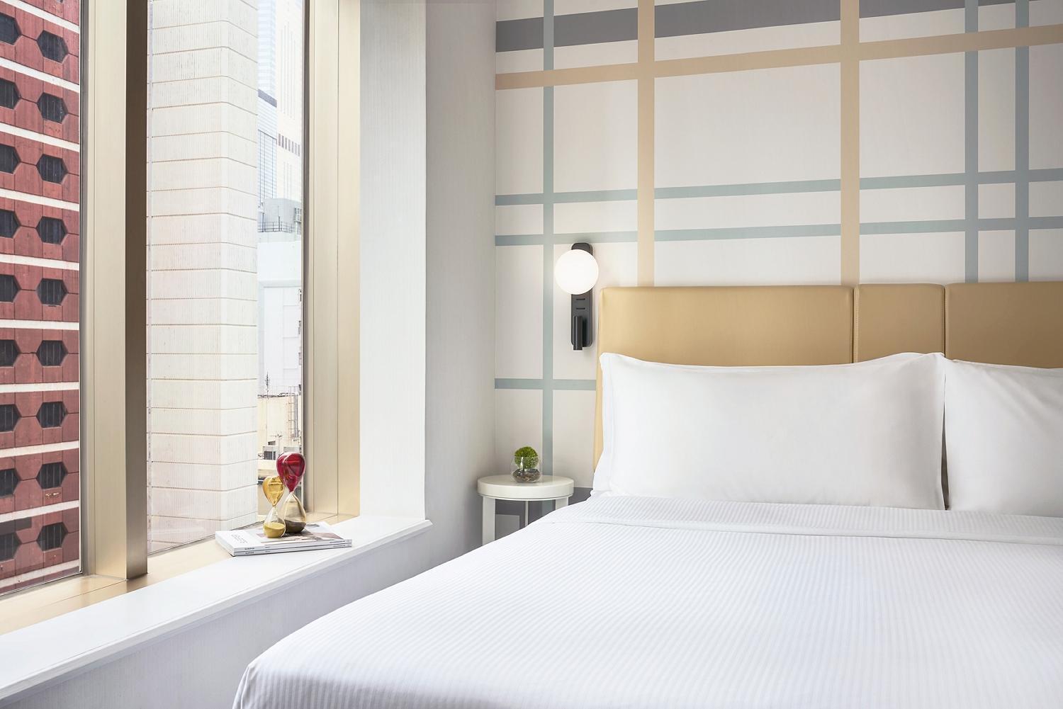 Ying'nflo, Wesley Admiralty, Hotel