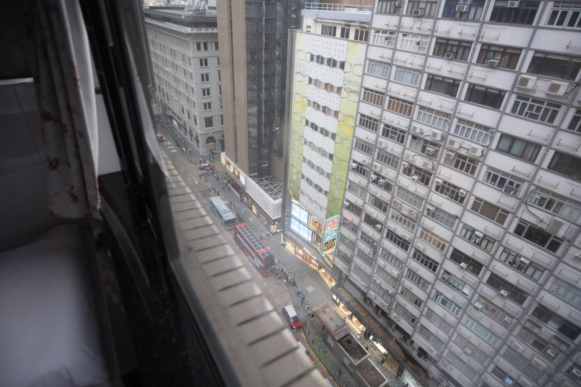 Hollywood * Hong Kong