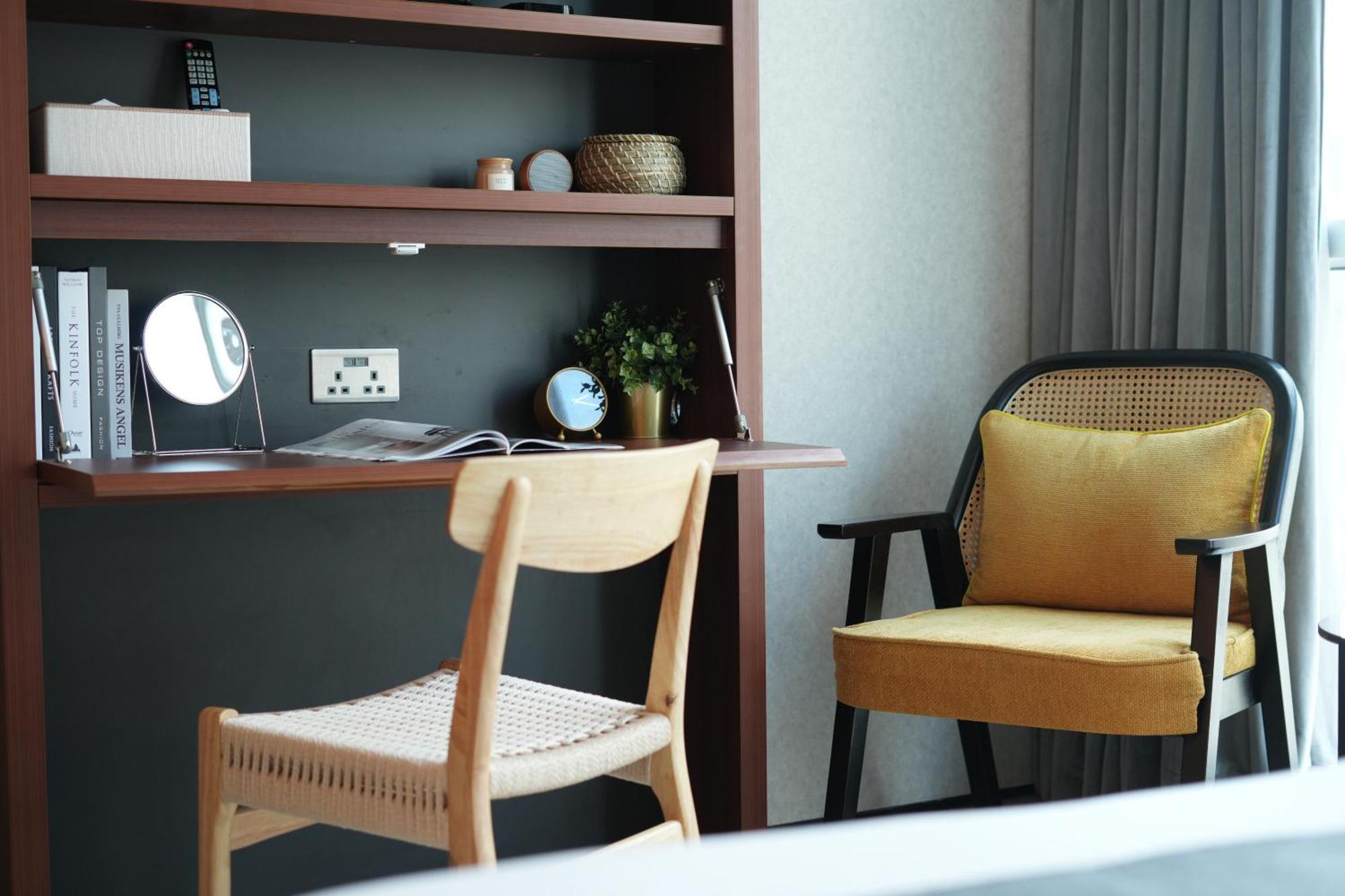 Hotel Dash Living On Queen's 4*