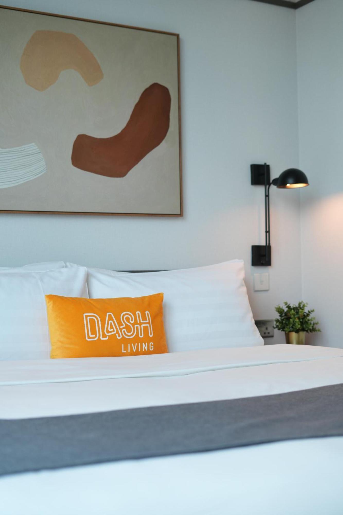 Hotel Dash Living On Queen's 4*
