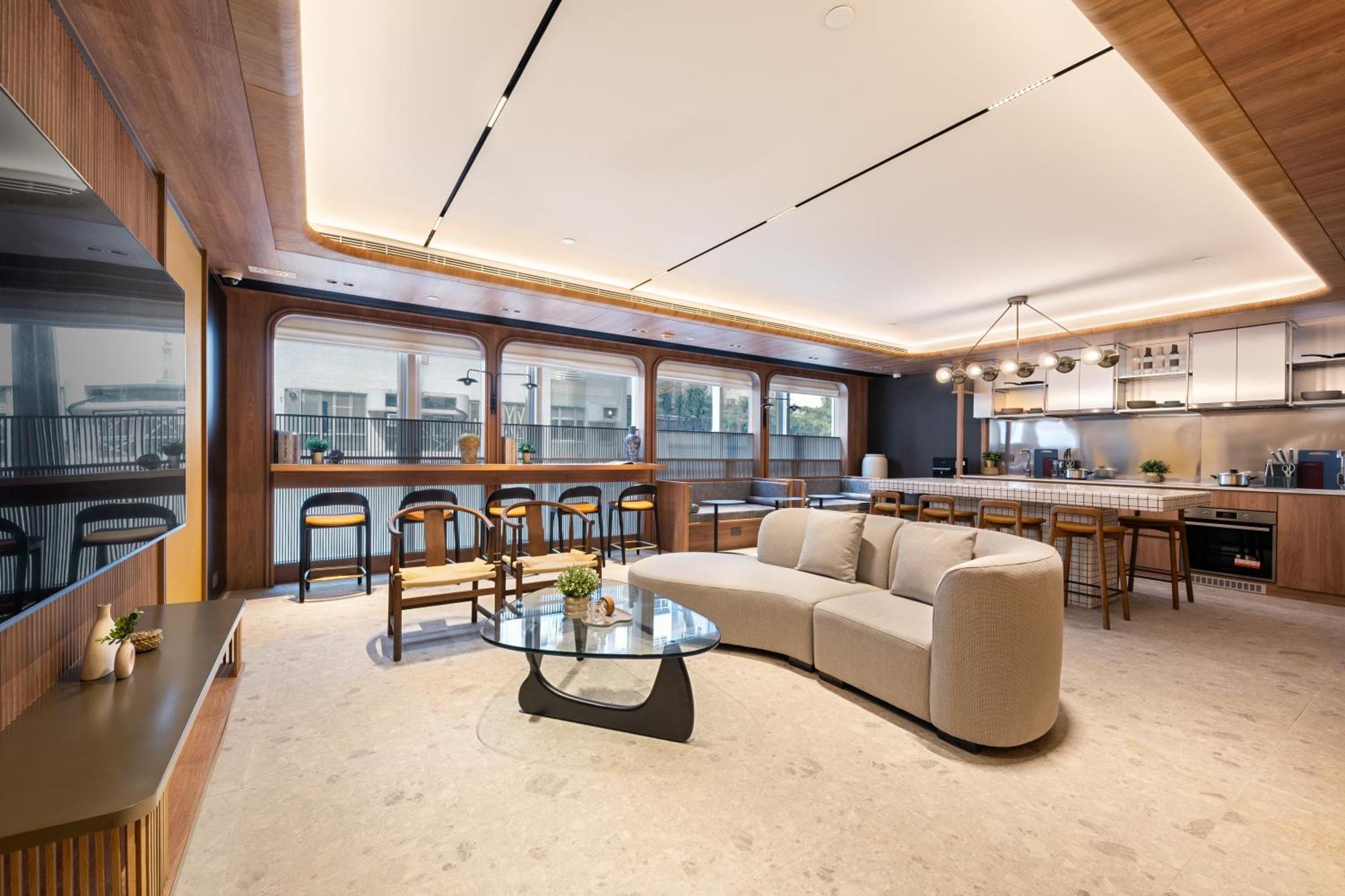 Hotel Dash Living On Queen's 4*