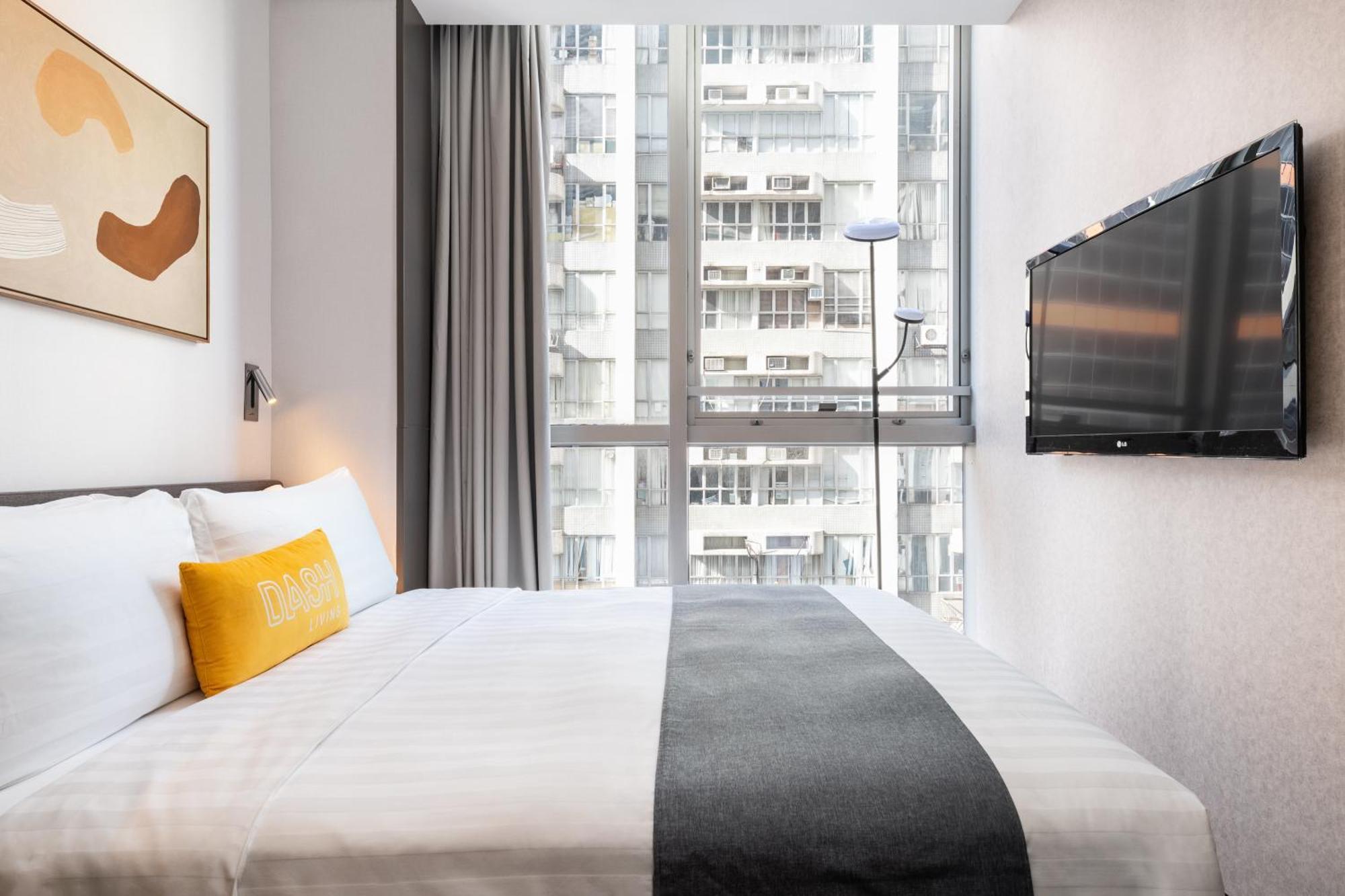 Hotel Dash Living On Queen's 4*