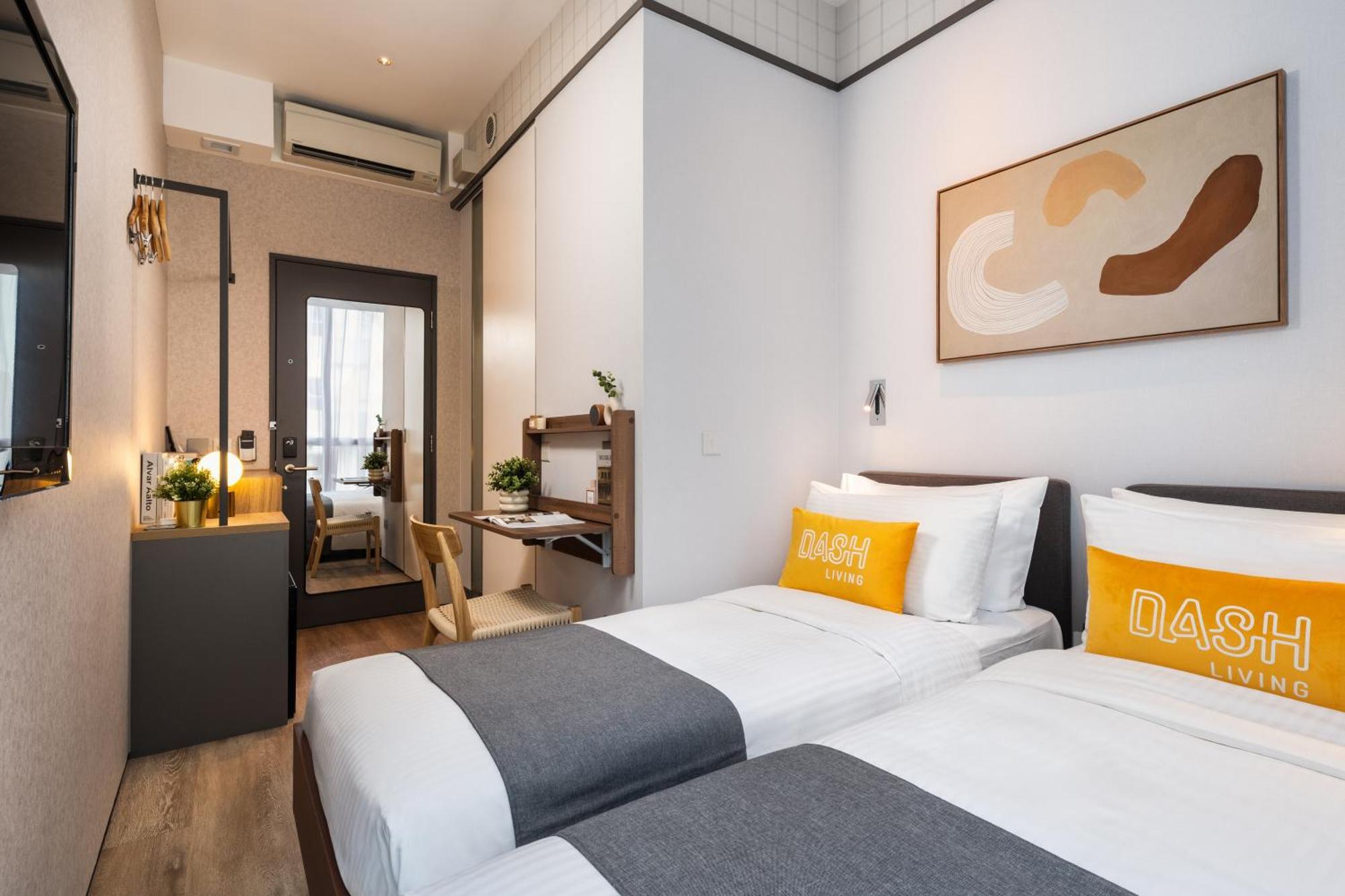 Hotel Dash Living On Queen's 4*