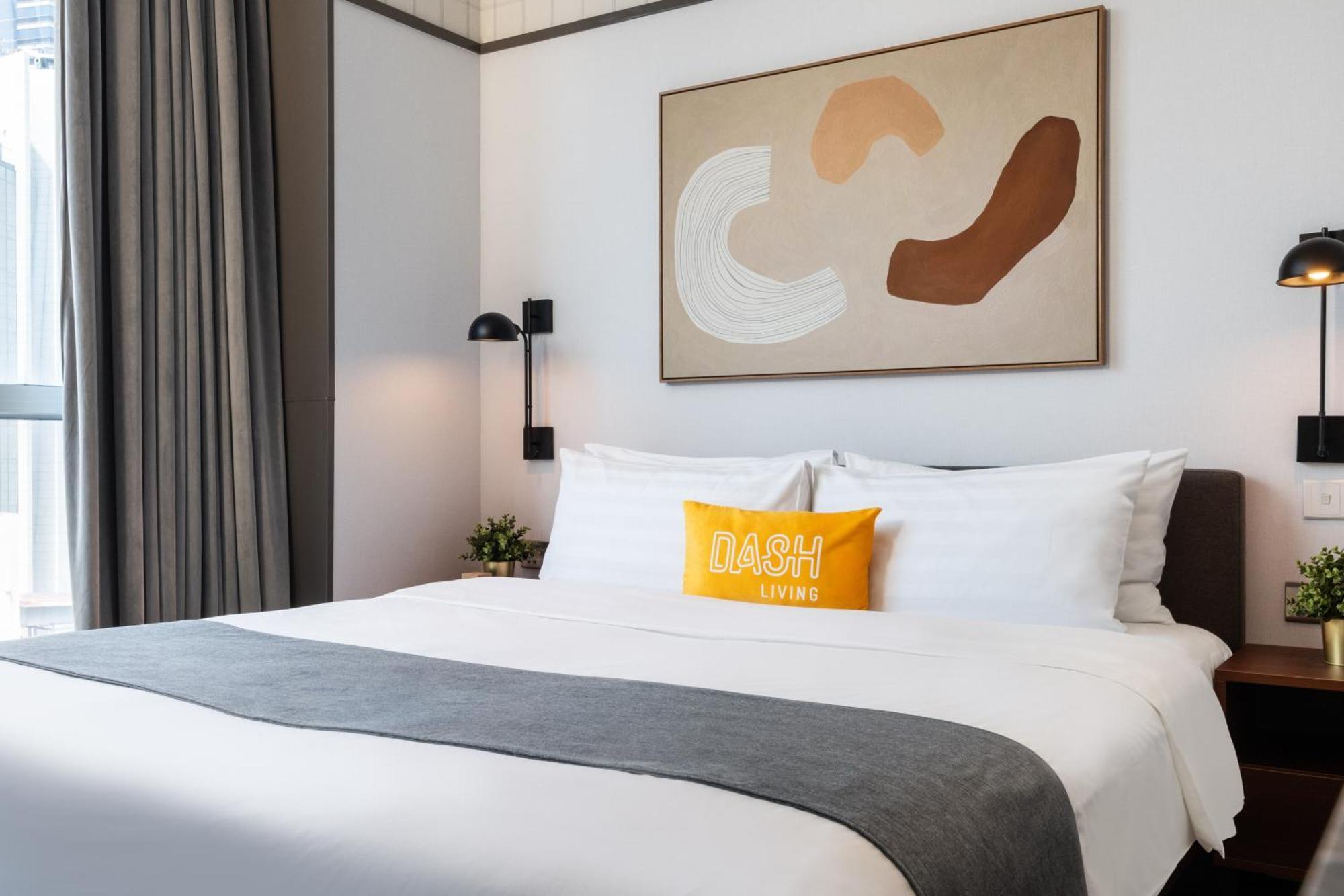 Hotel Dash Living On Queen's 4*