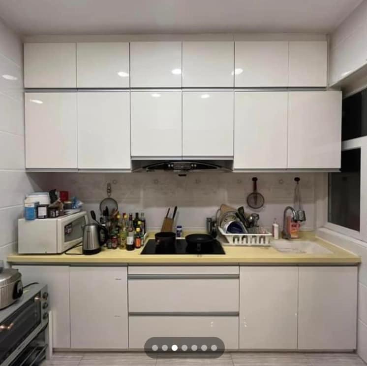 Stylish Hk Flat With Balcony