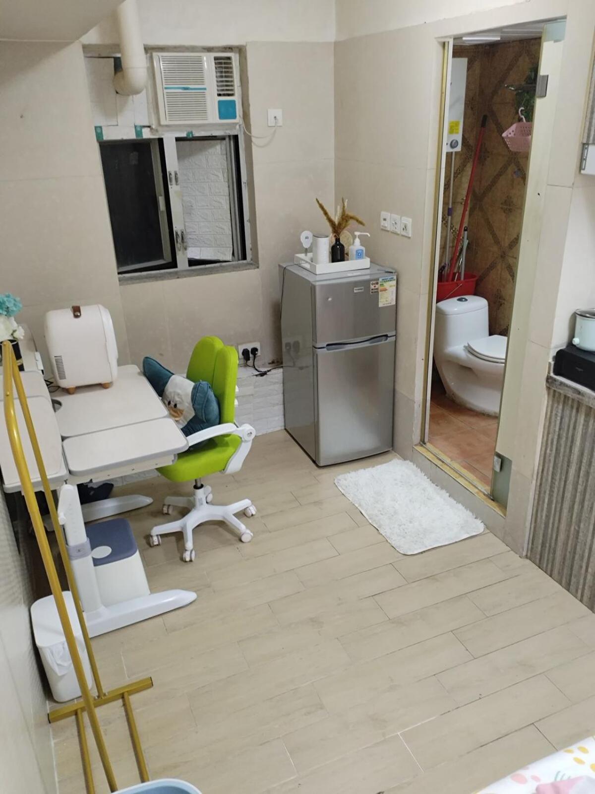 Spacious And Comfortable Full Bathroom Kitchenette Fridge Washing Machine Dedicated Work Area Near Austin Mtr Station * Hong Kong