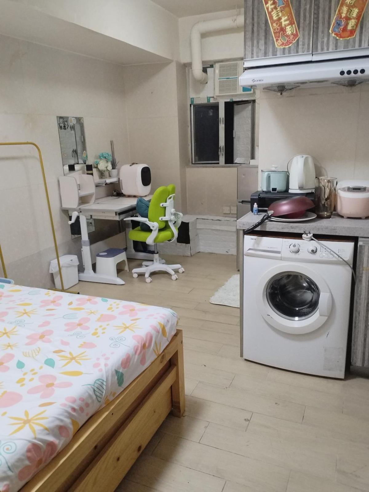 Spacious And Comfortable Full Bathroom Kitchenette Fridge Washing Machine Dedicated Work Area Near Austin Mtr Station Hong Kong