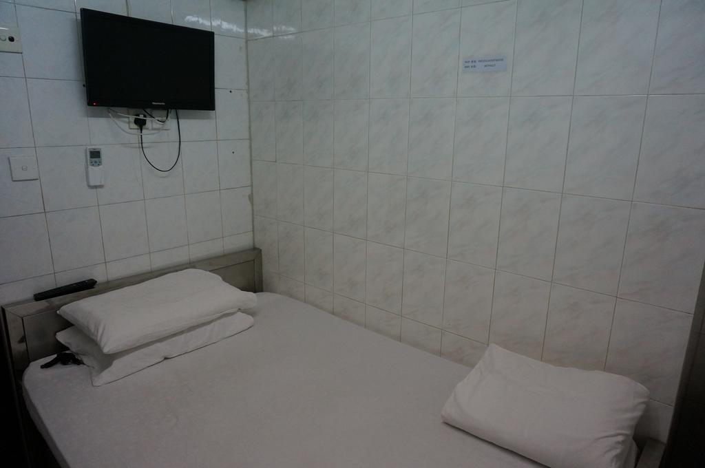 Pay-less Guest house *