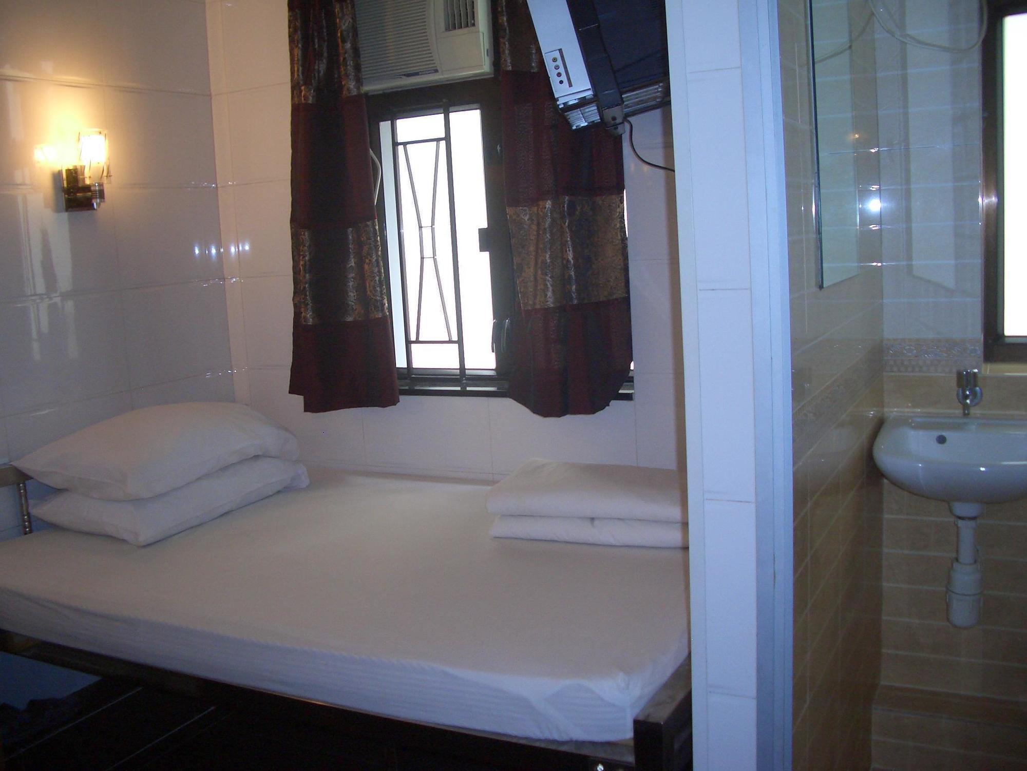 Maple Leaf Guest house *