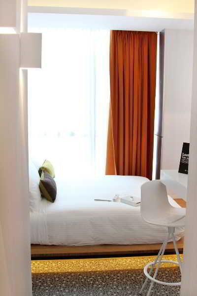 Dash Living On Queen's Hotel