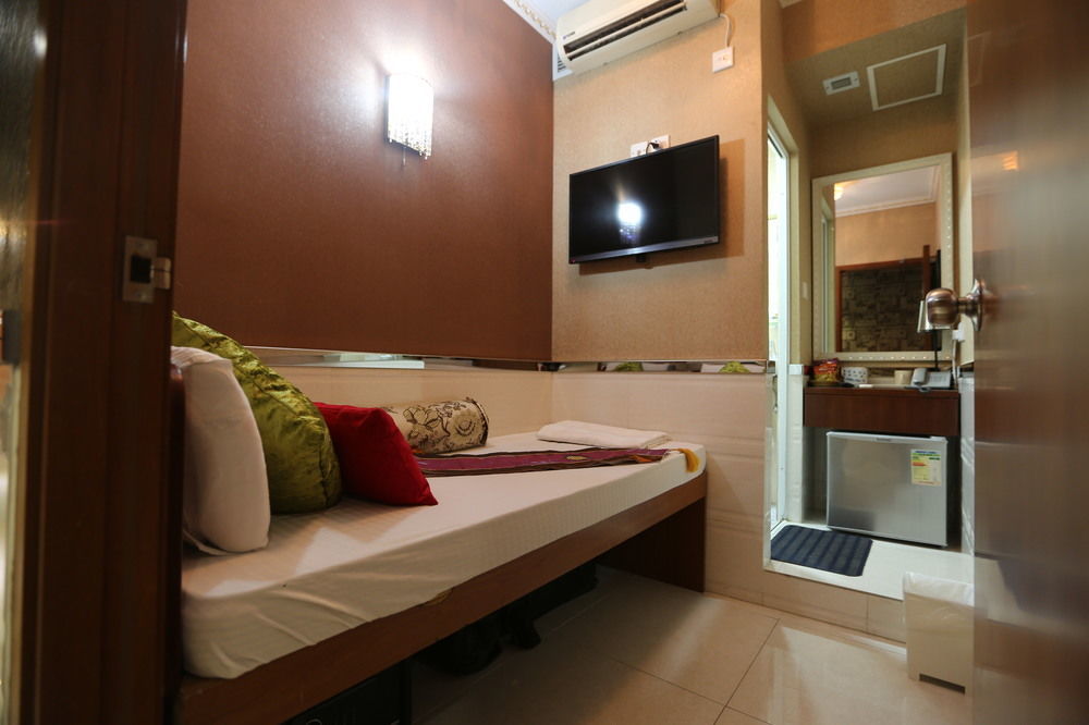 Temple Street Guest house *