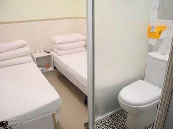 Beverly Wisma tamu *