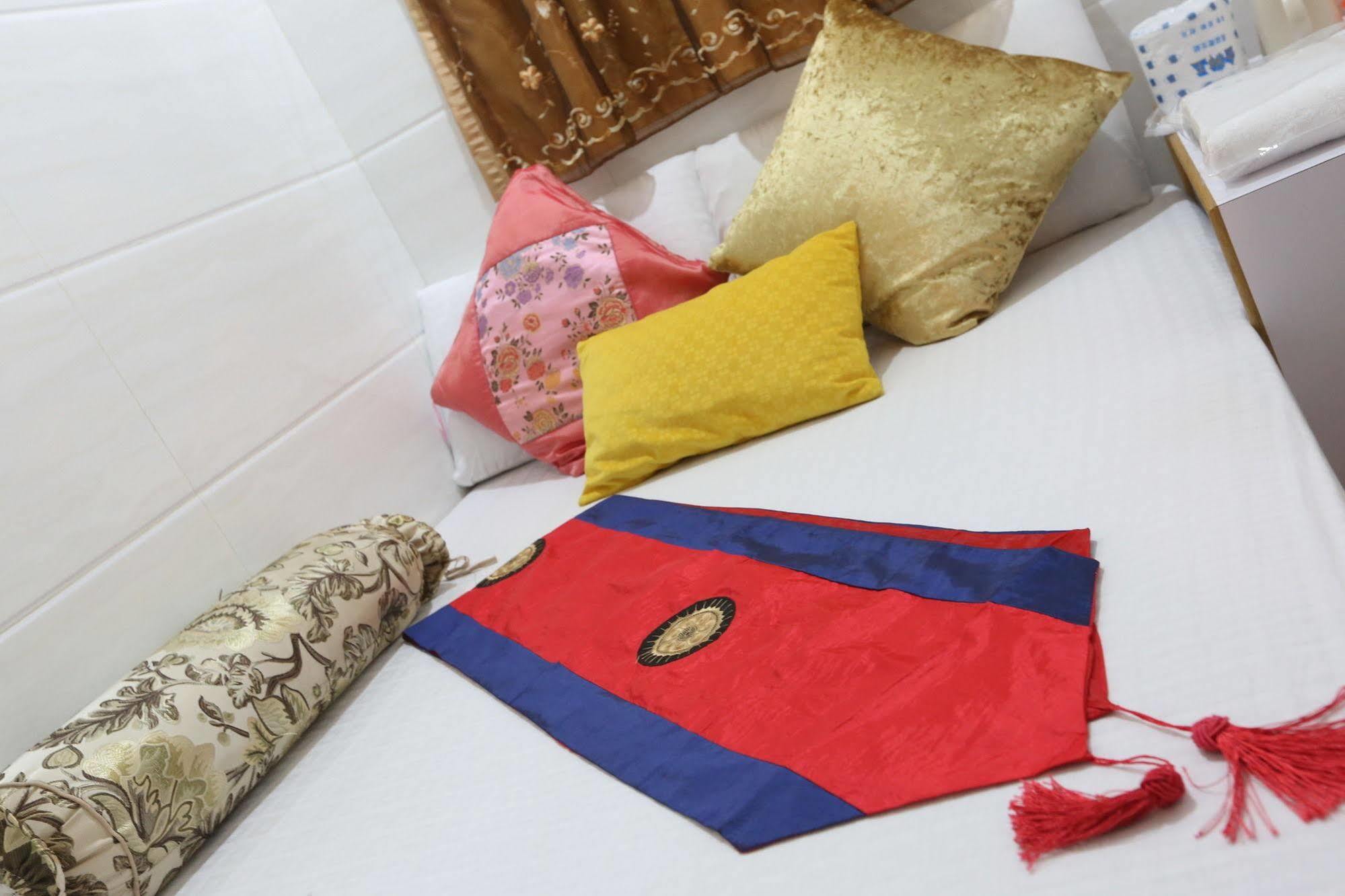 Temple Street Guest house Hong Kong