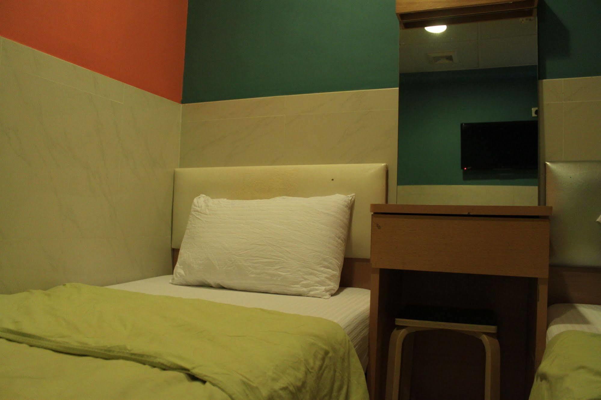 Hong Kong Hostel *