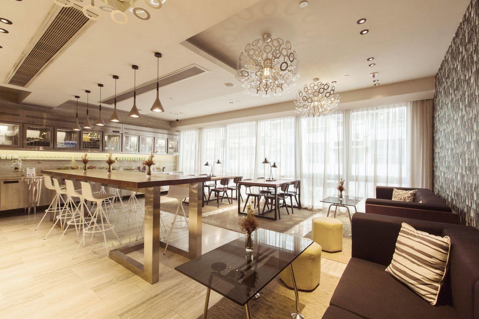 Hotel Dash Living On Queen's 4*