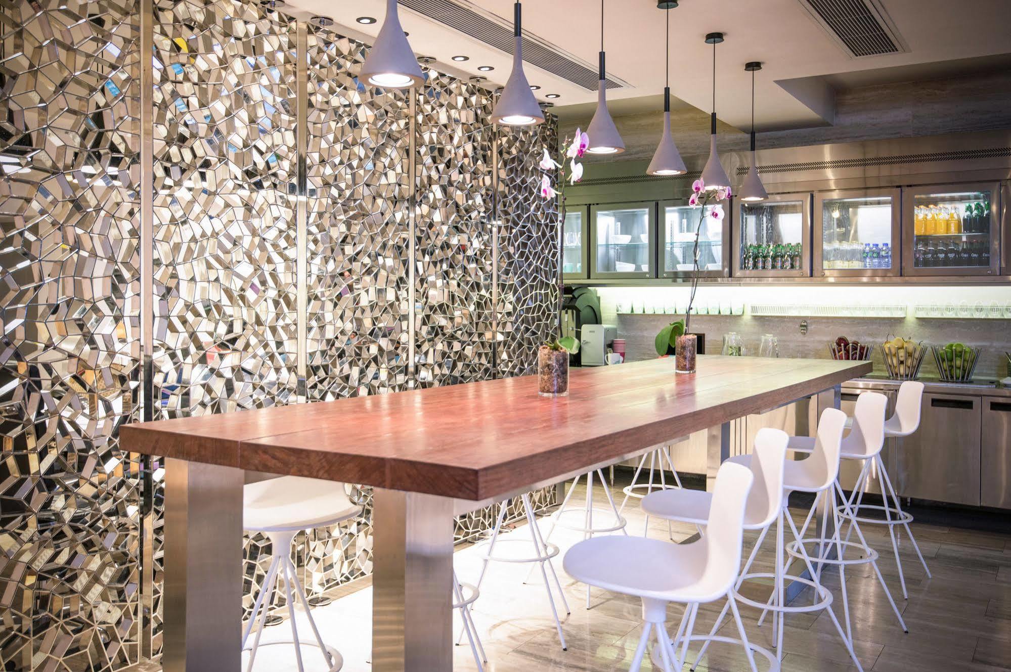 Hotel Dash Living On Queen's