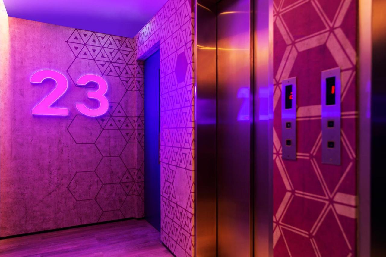 Hotel Dash Living On Queen's