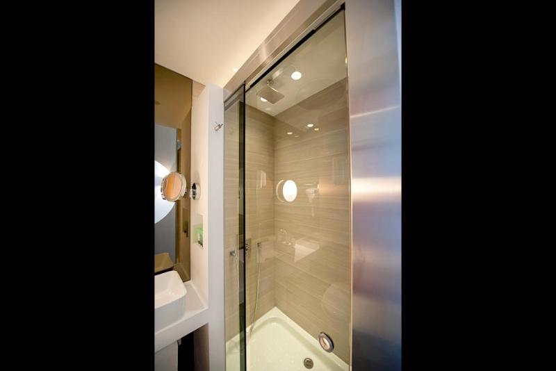 Hotel Dash Living On Queen's 4*