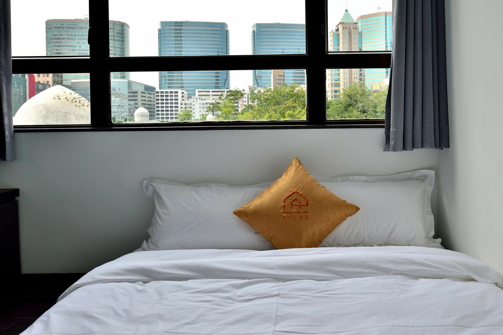 Atlas & Backpackers * Hong Kong