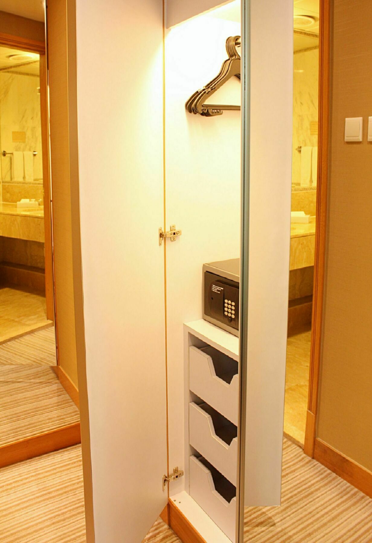 Two Macdonnell Road Aparthotel Hong Kong