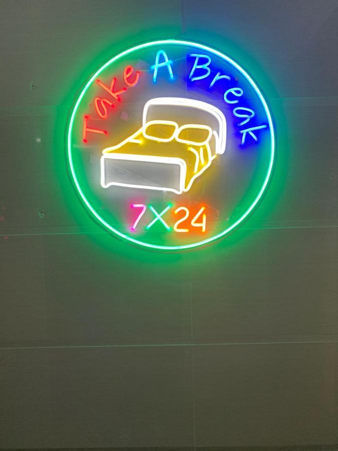 Inn T A B *