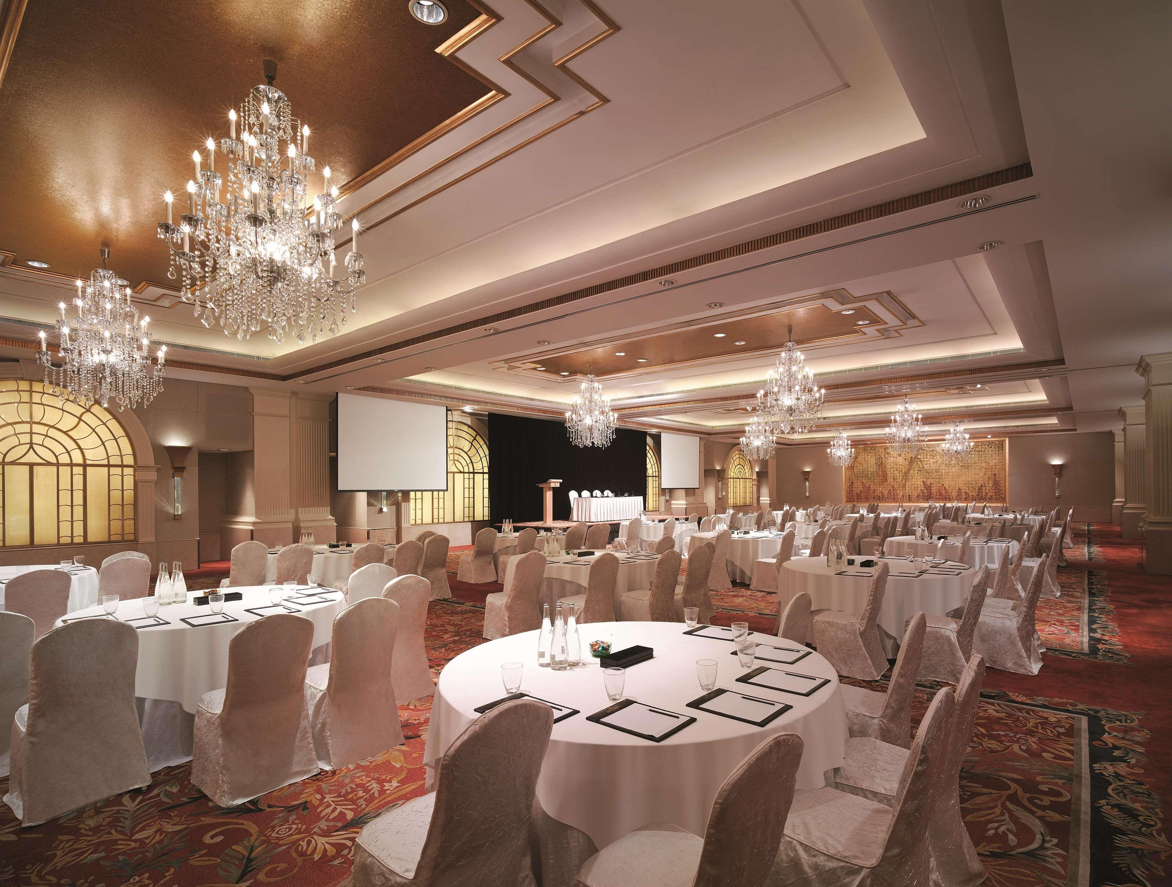 Kowloon Shangri-la, Hotel 5*