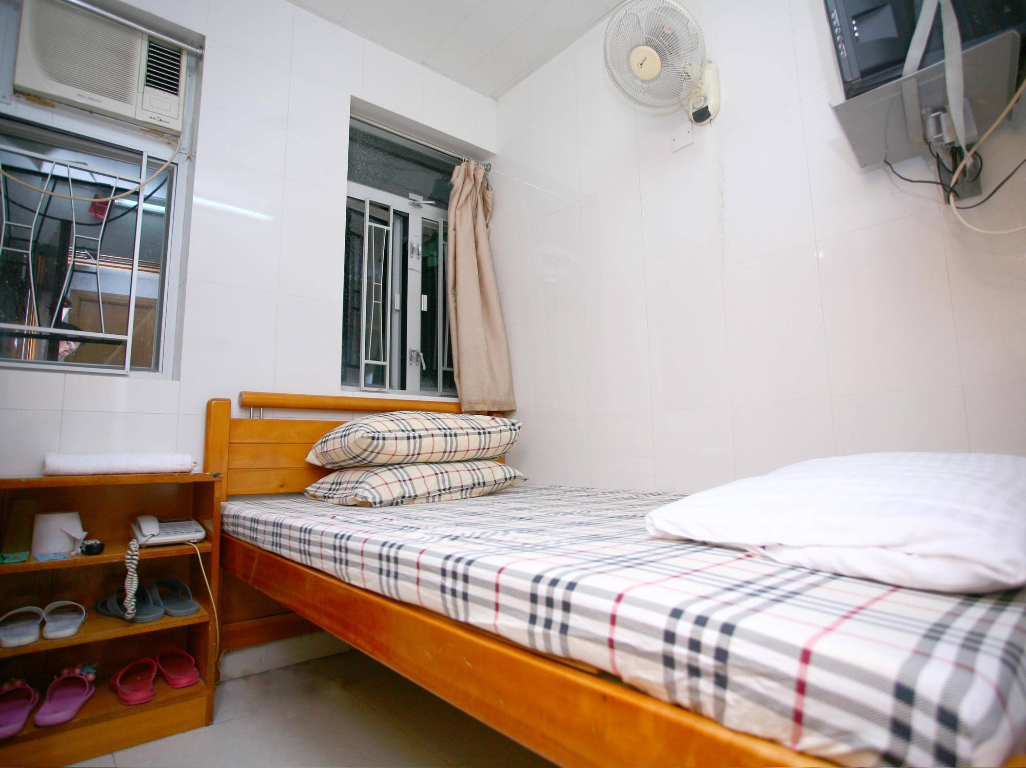 Pay-less Guest house *