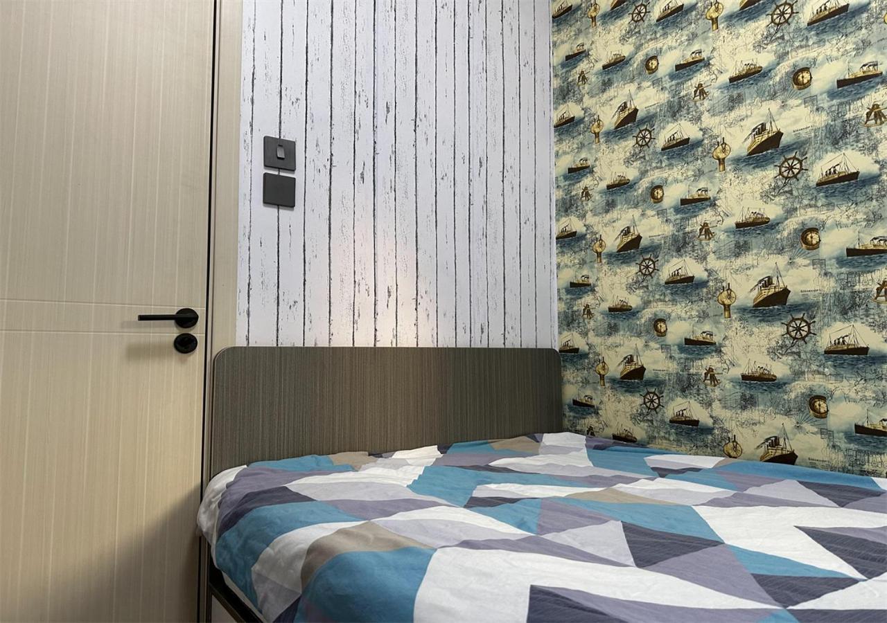 Apartment 3br Romantic Apt, 2mins Mtr, 8pax