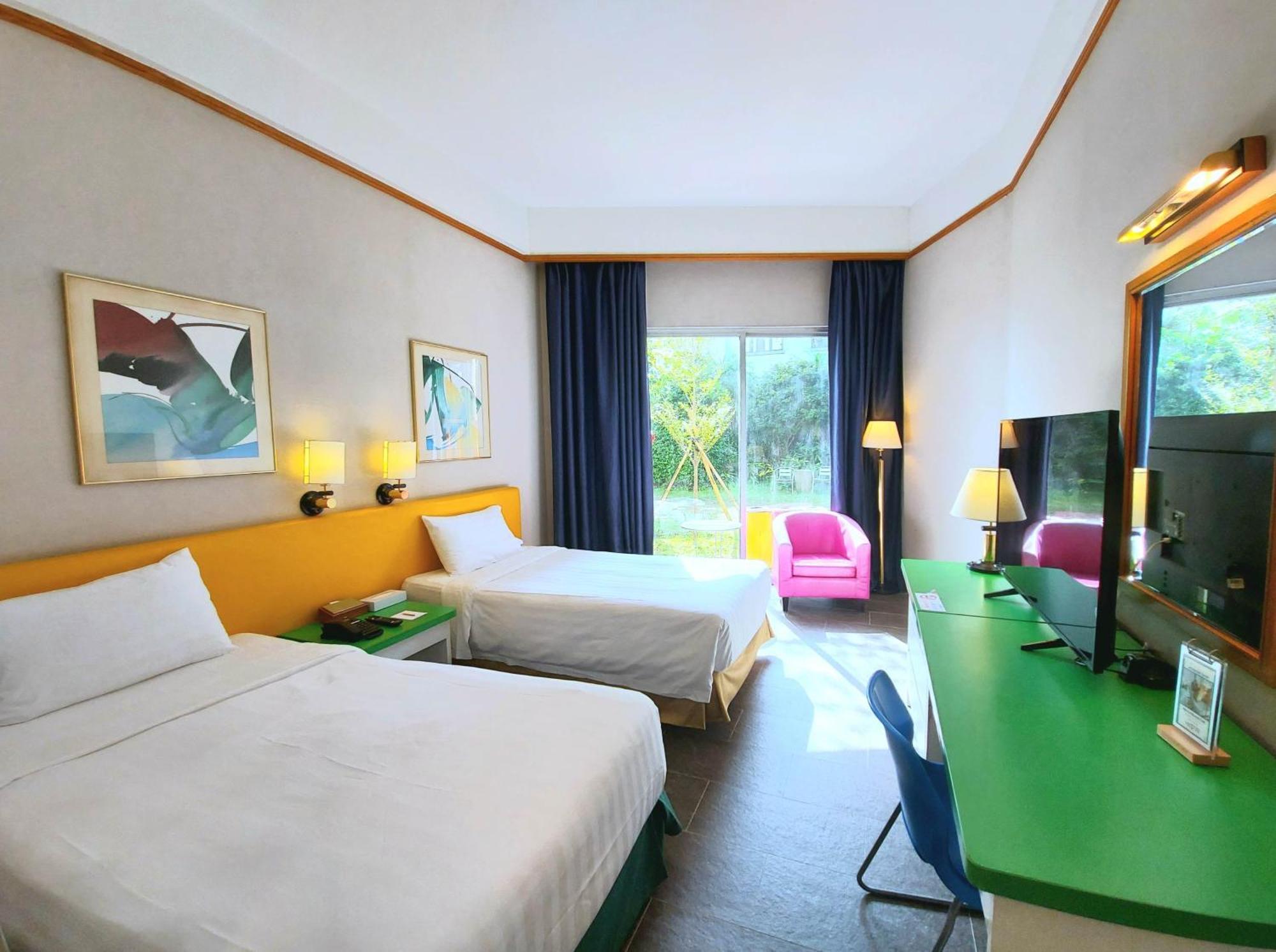 Resort Silvermine Beach