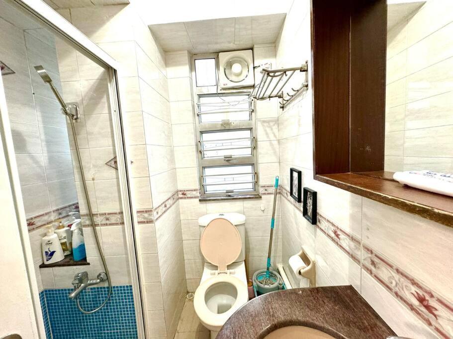 Apartment 亞朵溫馨公寓3房1 廳7-9人 5張床 旺角中心 地鐵口 樓下就是 女人街 波鞋街鬧市打卡景點