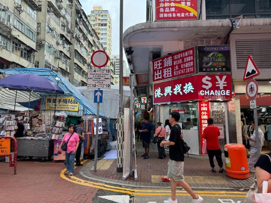 Apartment 亞朵溫馨公寓3房1 廳7-9人 5張床 旺角中心 地鐵口 樓下就是 女人街 波鞋街鬧市打卡景點 *