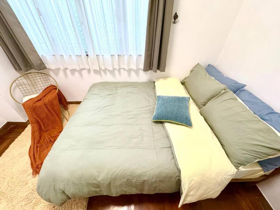 Apartment 亞朵溫馨公寓3房1 廳7-9人 5張床 旺角中心 地鐵口 樓下就是 女人街 波鞋街鬧市打卡景點 *