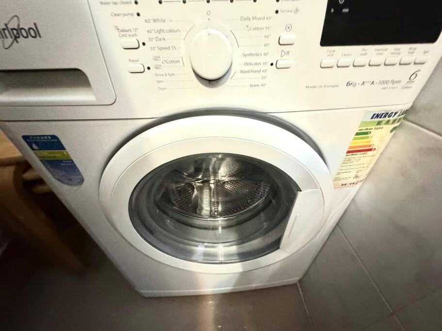 Apartment 亞朵溫馨公寓3房1 廳7-9人 5張床 旺角中心 地鐵口 樓下就是 女人街 波鞋街鬧市打卡景點