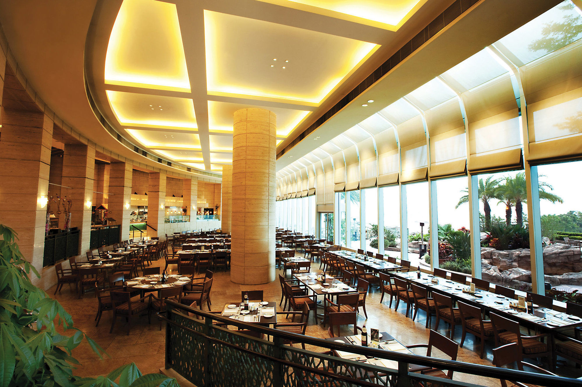 Hotel Harbour Plaza Metropolis 4*