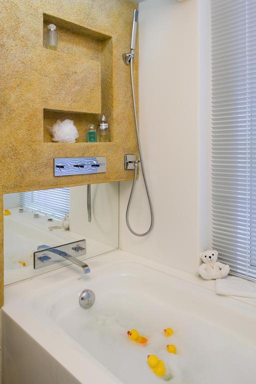 V Wanchai Aparthotel 4*